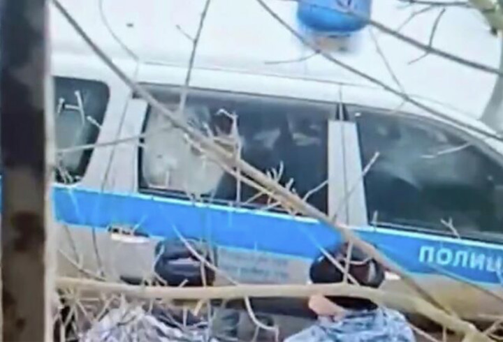 фото: Кадр видео из соцсетейПодросток, напавший с ножом на школу в Одинцово, в автомобиле полиции