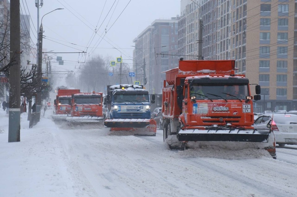    Днем 16 декабря на городских улицах работают 143 спецмашины и 140 рабочих ручного труда. Фото: администрация Ижевска