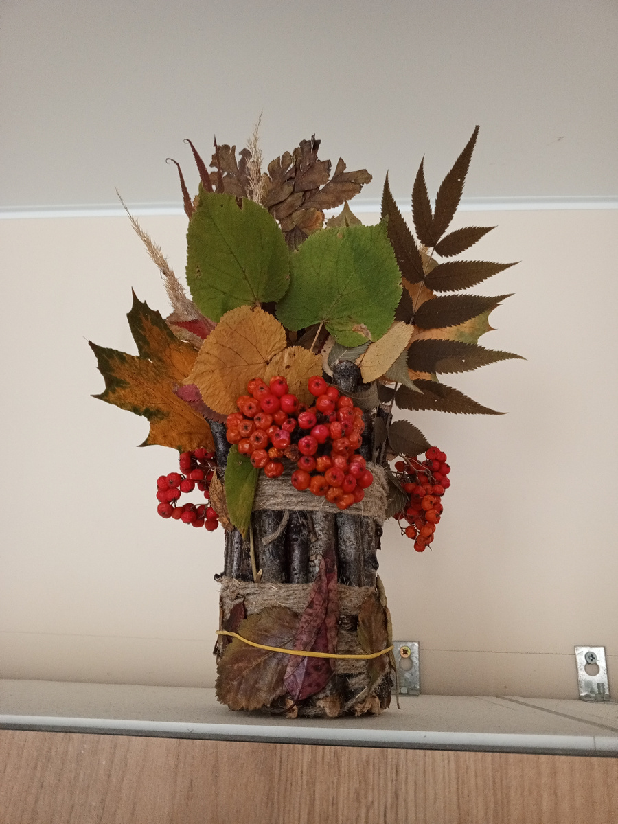 Сейчас поделка не такая яркая. Решила ее не выбрасывать, а перевезти в новую квартиру, когда ее отдадут.