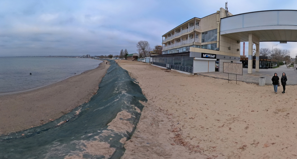 Берег моря в Анапе с защитным валом, декабрь 2025