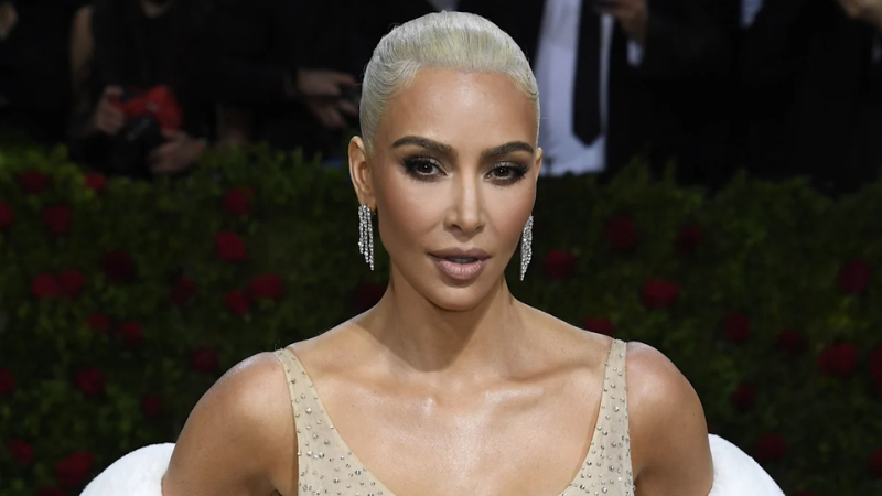 Что скрывает Ким за меховой накидкой. Вопрос на 5 млн долларов