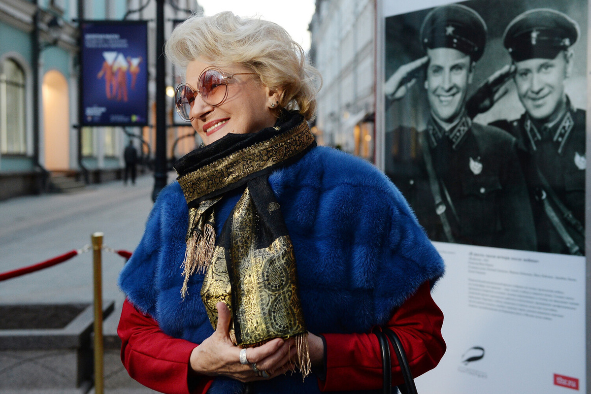 Актриса и режиссер Светлана Дружинина на открытии фотовыставки "Лица Победы" в Столешниковом переулке, посвященной 70-летию Победы в Великой Отечественной войне, Москва, 21 апреля 2015 года ©Екатерина Чеснокова/РИА Новости
