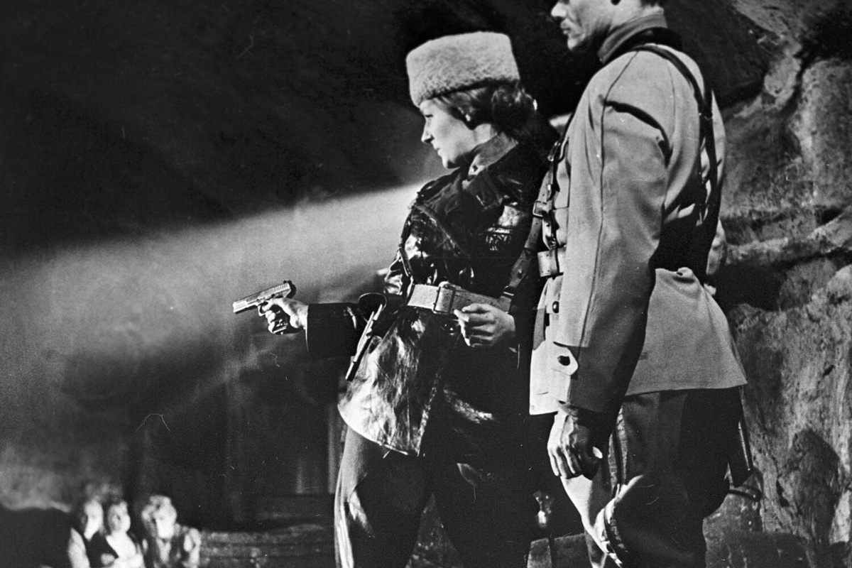 Актриса Светлана Дружинина (слева) в роли Светланы и Афанасий Кочетков (справа) в роли Антонова в фильме "Одиночество", 1965 год ©РИА Новости  📷