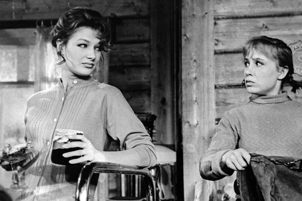 Актрисы Светлана Дружинина (слева) и Надежда Румянцева в фильме "Девчата", 1962 год ©РИА Новости  📷