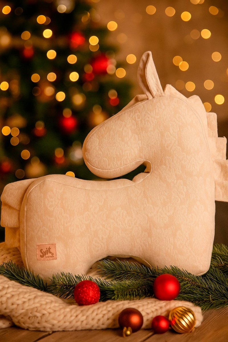 «Даже самое тихое утро начинается с прыжка во сне.
С Новым 2026 годом Огненной Лошади»
