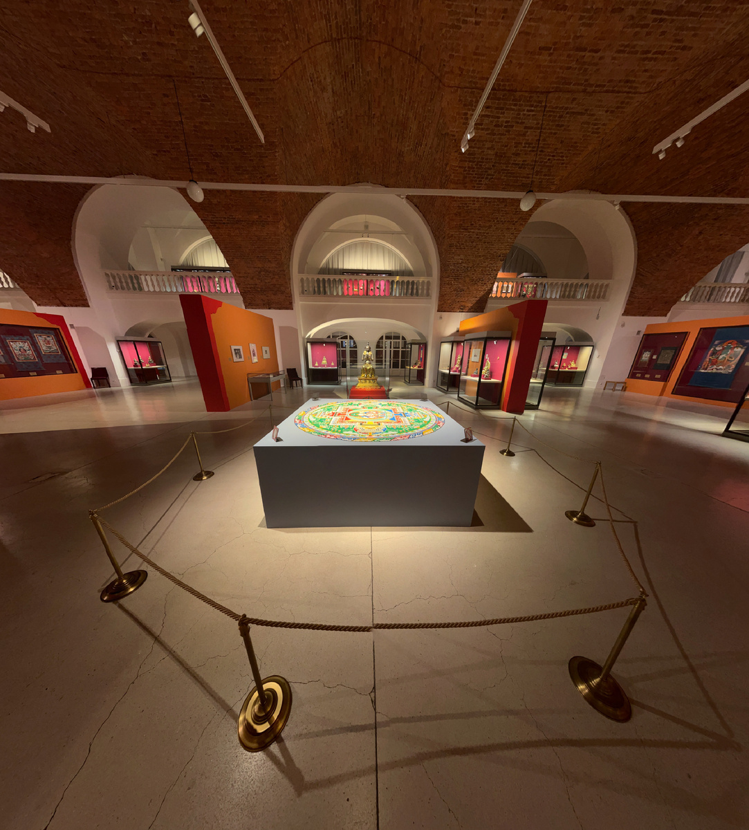 Выставка "Драгоценность в лотосе: искусство тибетского буддизма" в Манеже Малого Эрмитажа. Фото автора.