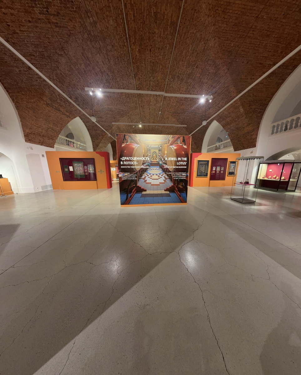Выставка "Драгоценность в лотосе: искусство тибетского буддизма" в Манеже Малого Эрмитажа. Фото автора.