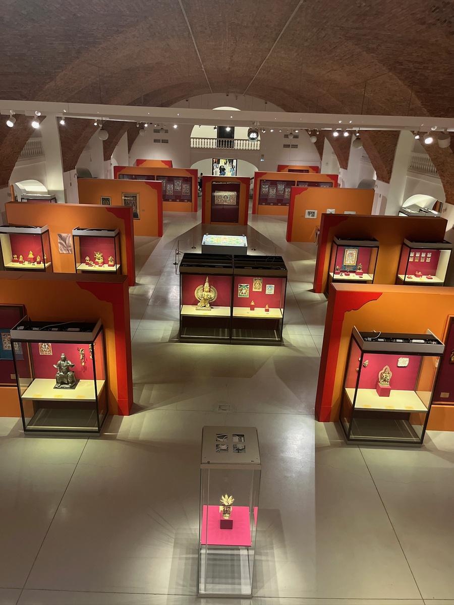 Выставка "Драгоценность в лотосе: искусство тибетского буддизма" в Манеже Малого Эрмитажа. Фото автора.