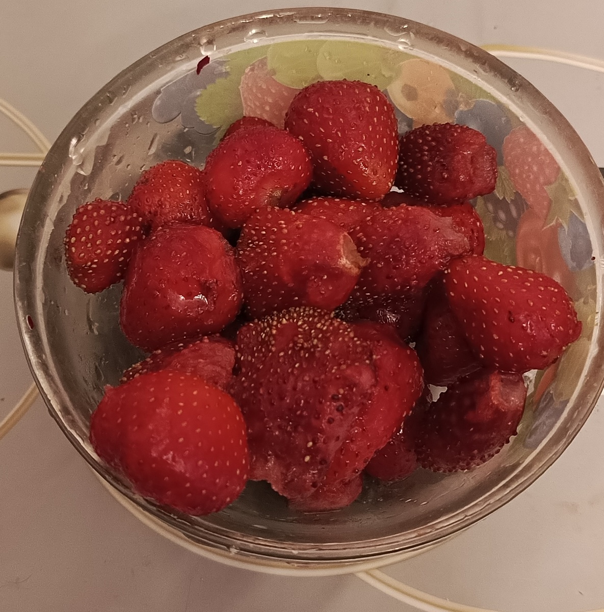 Фото автора статьи . Клубничка в декабре.