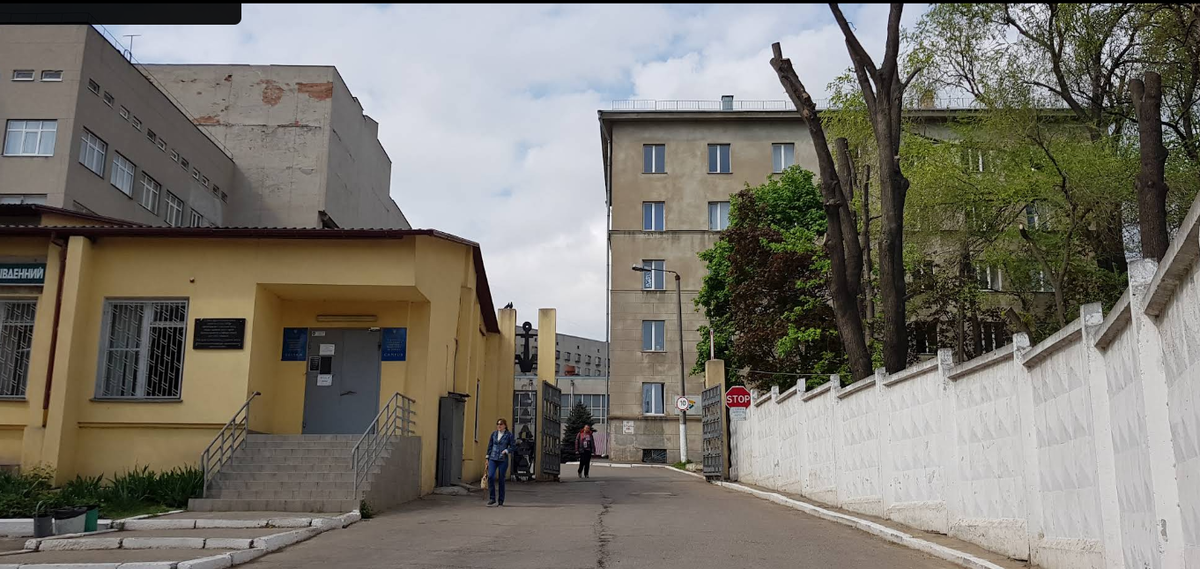 Забор и КПП уже не те, что 50 лет назад, но на том же месте.