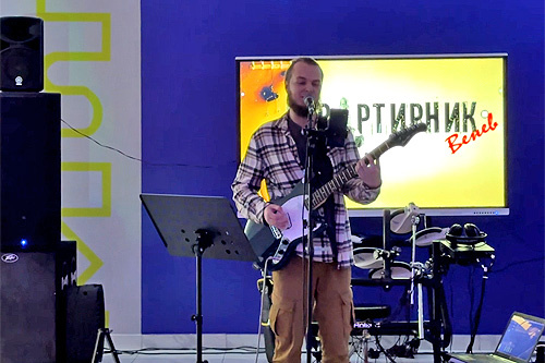 Марк Ельтищев исполняет песню "Покидая родные края", МЦ "Проспект", Венёв, 28 ноября 2025