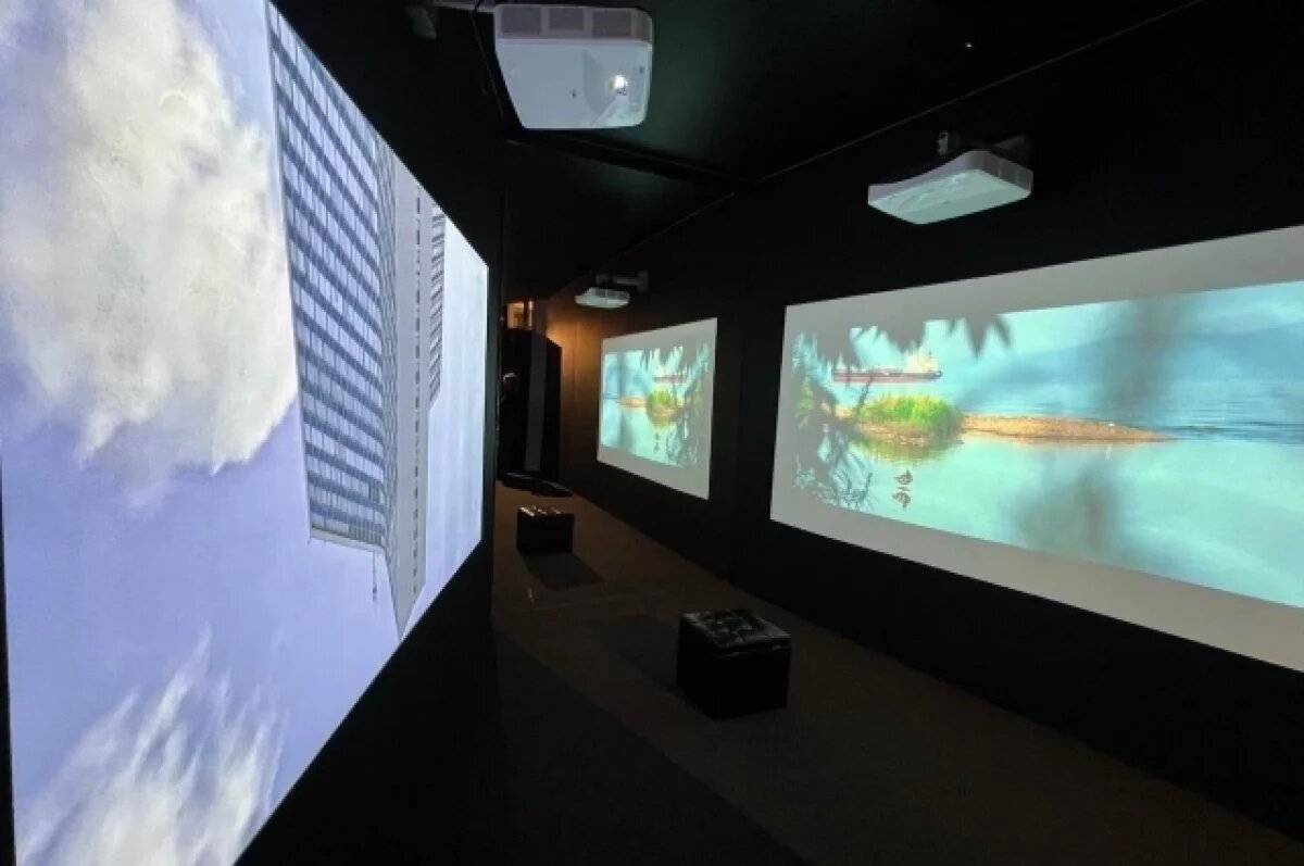    Общий вид выставки «Гимны города»