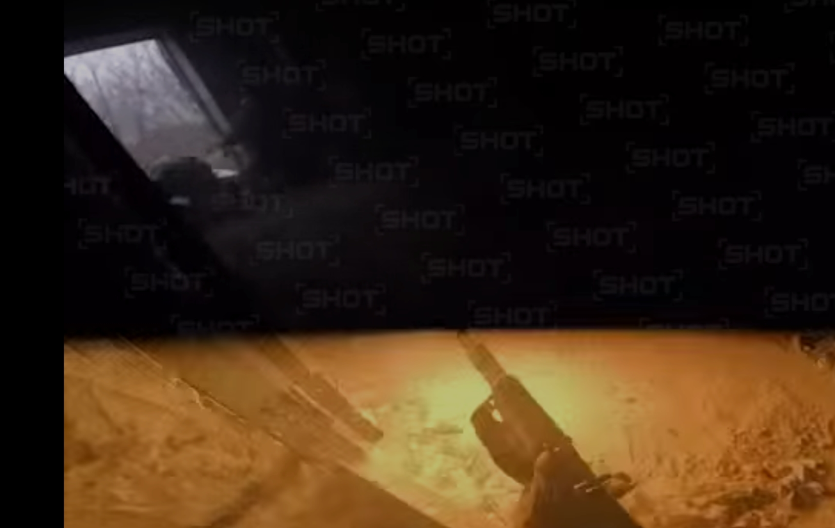 Короткий эпизод с камеры раненного российского штуромвика, где он укрыашись в строении встречает огнём двух бойцов противника, которые в свою очередь сами укрывались от российского дрона - наглядно демонстрирует насколько сильно всё переплетено и насколько ожесточёнными могут быть бои. В этой короткой схватке наш вышел победителем.