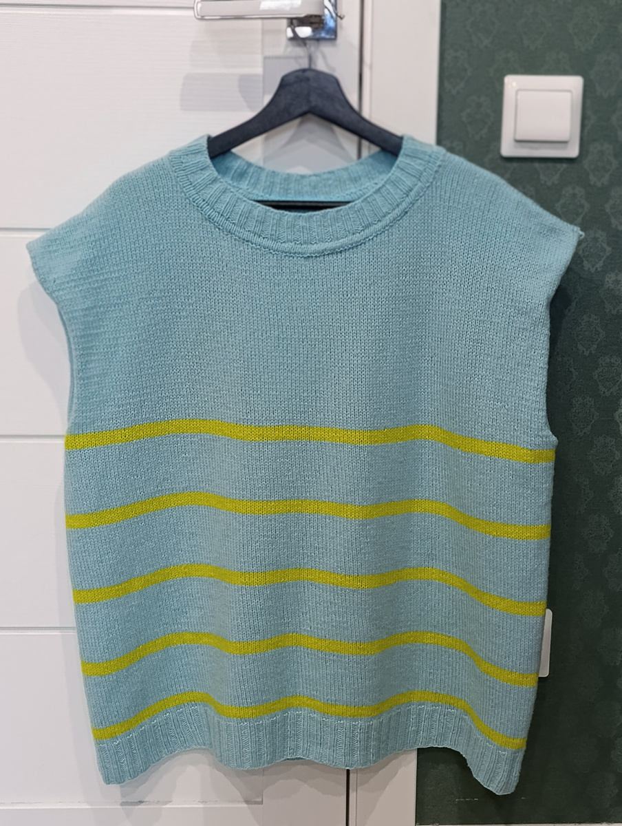 Связан спицами 3,5 мм из пряжи суперджилонг метраж 1500 гр в 4 нити