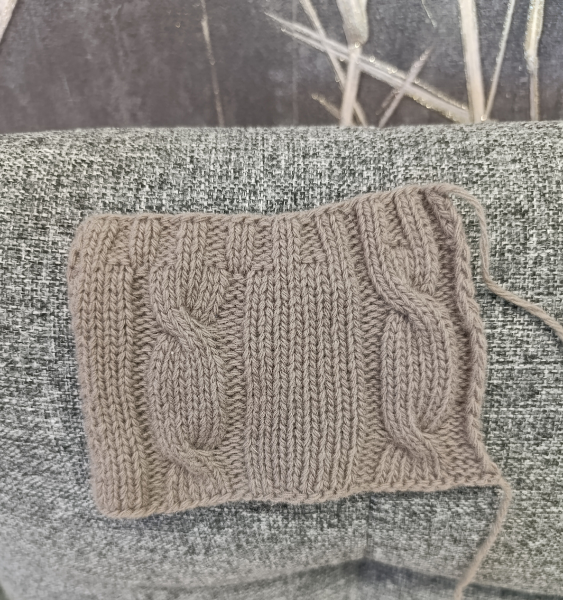 На сером удалось поймать цвет, пряжа в отенке тауп, четыре нити, спицы 3,5 мм. Первое знакомство.