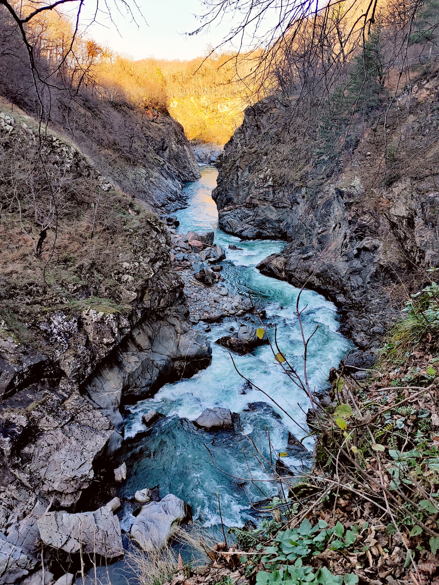 Вид на Гранитный каньон реки Белой в Адыгее. Фото автора