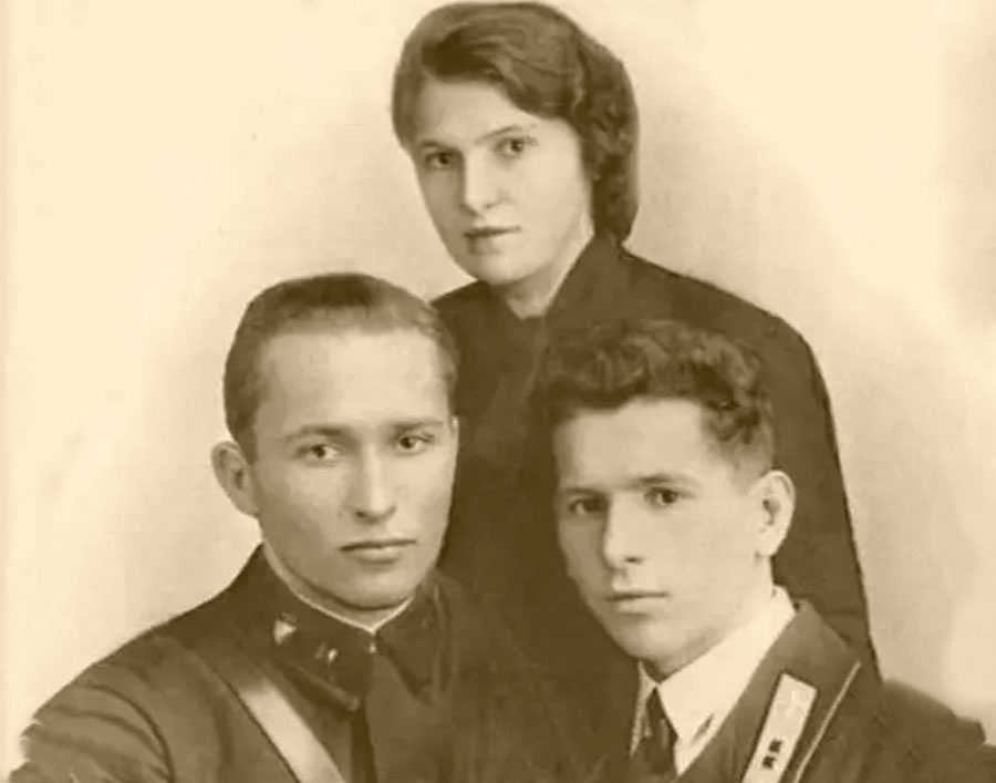 Дети Василия Чапаева (Аркадий справа)