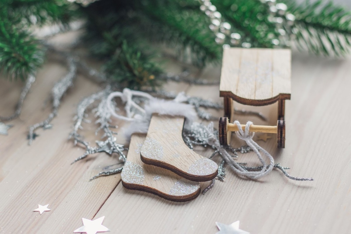 Деревянные и вязаные украшения из натуральных материалов создают ощущение тепла