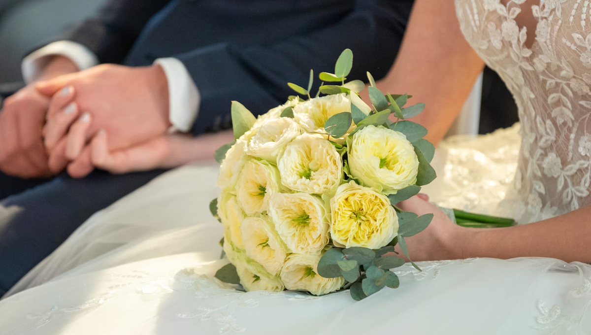 Жених и невеста держатся за руки во время свадебной церемонии © Silas Stein/dpa