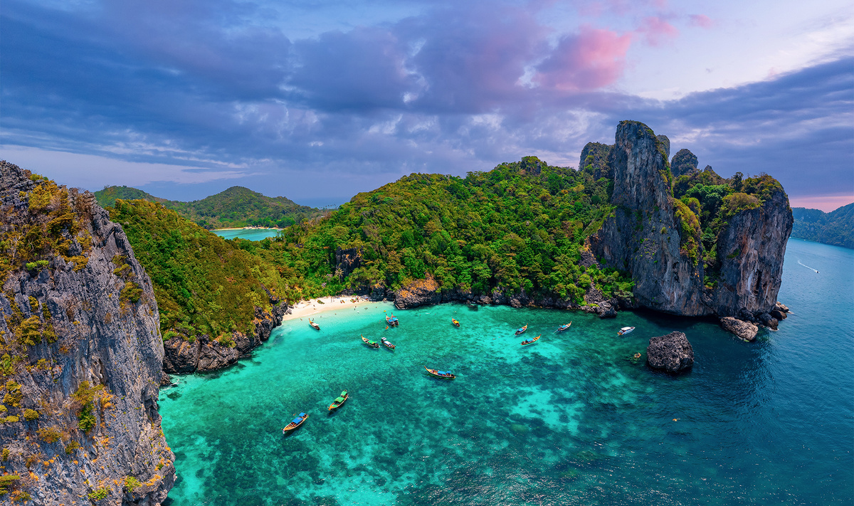 Тут есть затерянные бухты с белоснежными пляжами и шикарными отелями.Фото: Parilov / Shutterstock.com