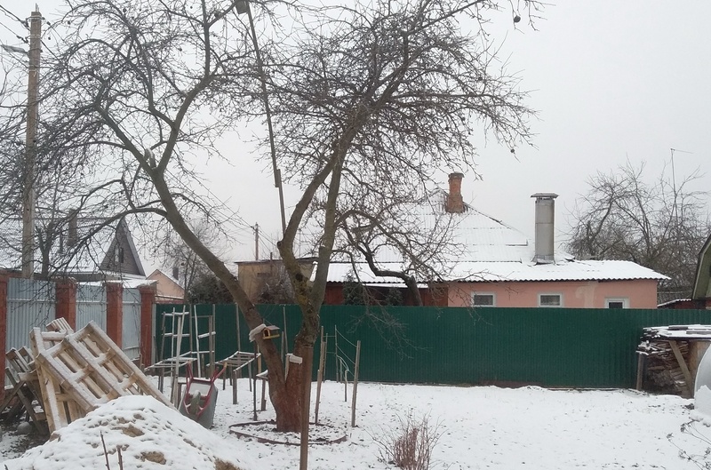 За забором соседский участок, где произошла авария