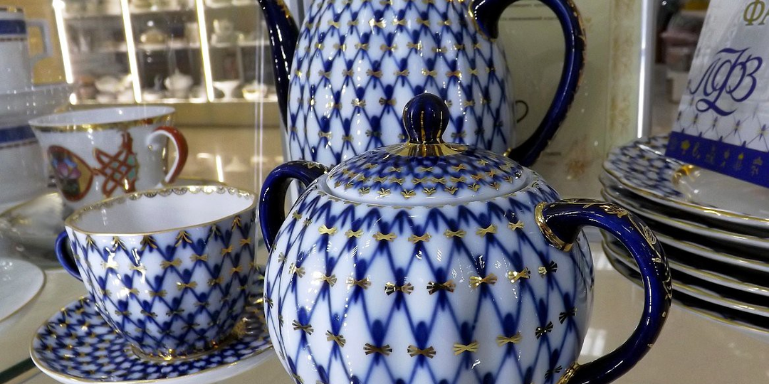 Миллионы советских семей пили из них чай и не догадывались: почему самый праздничный сервиз СССР на самом деле - траурный