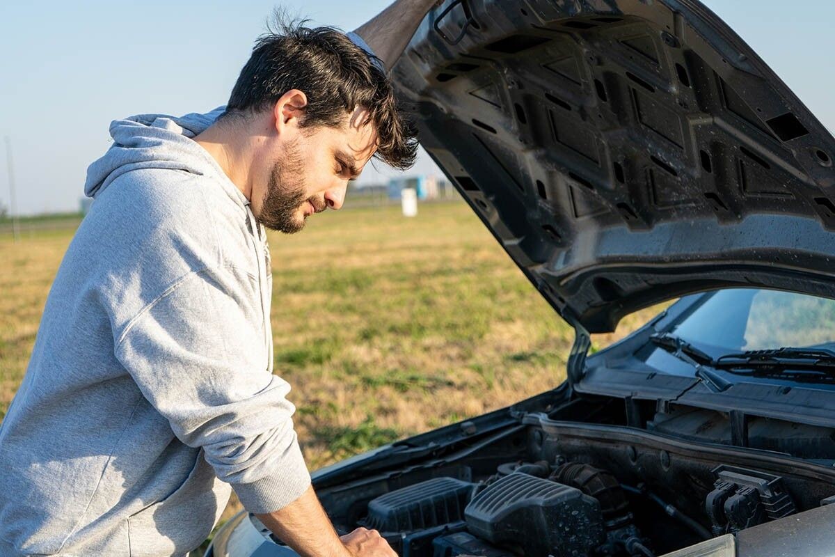 Одно дело, когда машина не заводится у дома, и совсем другое — в дороге или в незнакомом городе. Источник: nadia_acosta / Shutterstock / FOTODOM📷
