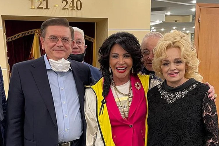 Надежды случайно встретились на мероприятии 