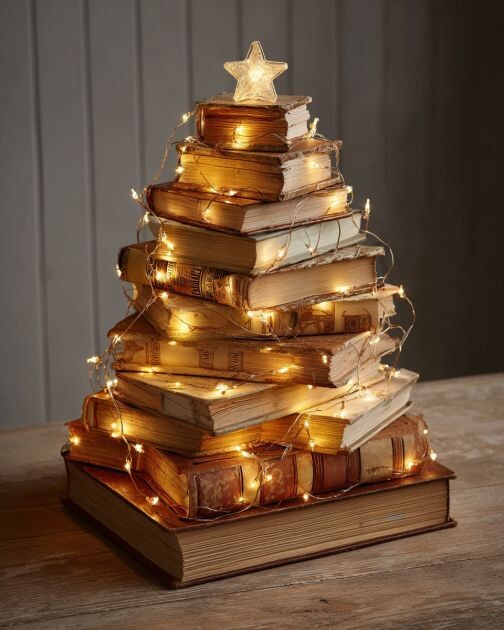 Источник: https://diyeverywhere.com/2025/11/03/stack-old-books-and-weave-in-fairy-lights-pure-christmas-magic/