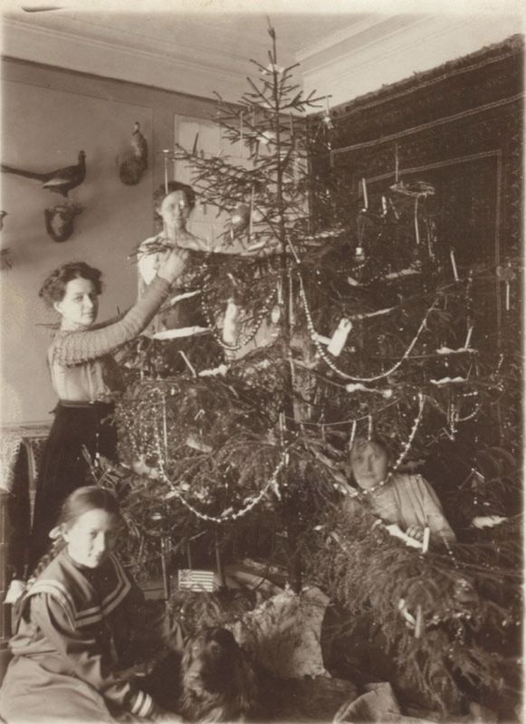 Украшение елки в доме купца Зворыкина. Неизвестный автор, 1910-е, Владимирская губ., г. Муром, Муромский историко-художественный музей.
