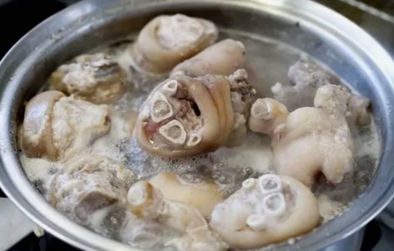 Холодец из свиных ножек и рульки.