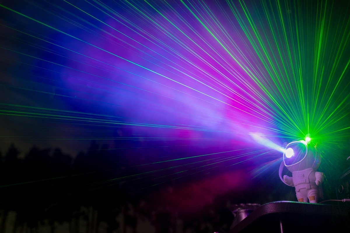    Определение «фемтосекундный» по отношению к лазеру означает, что его импульс длится 10^-15 секунды.