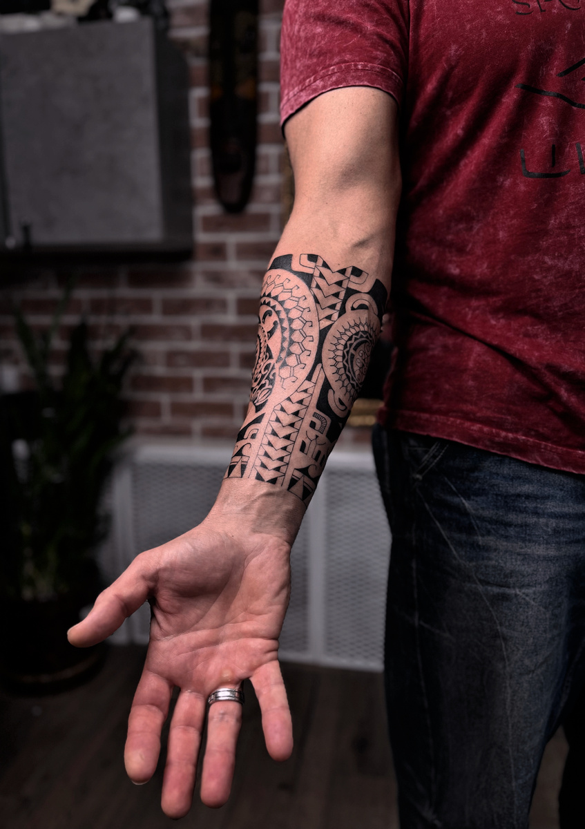 Полинезия тату на мужчине, на предплечье