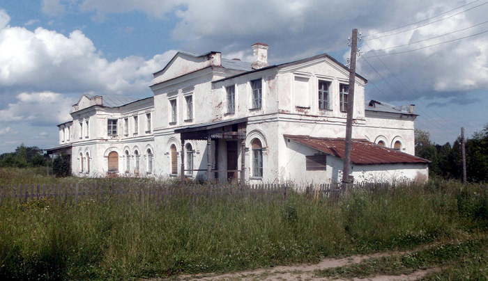 16 лет назад миллионер из Москвы купил заброшенный дворец в деревне. Как сейчас выглядит это место