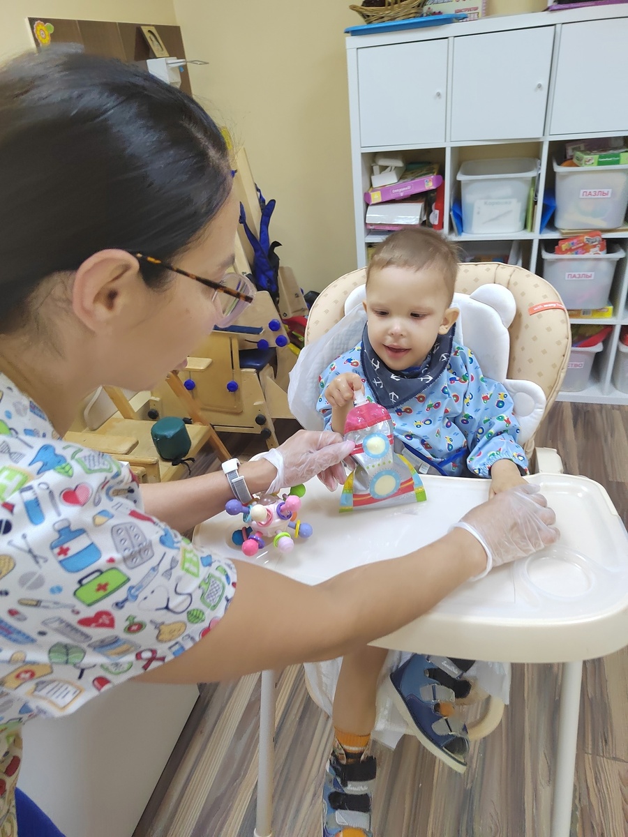 Ярослав на занятии с нейрологопедом. Изображение из личного архива героев публикации.