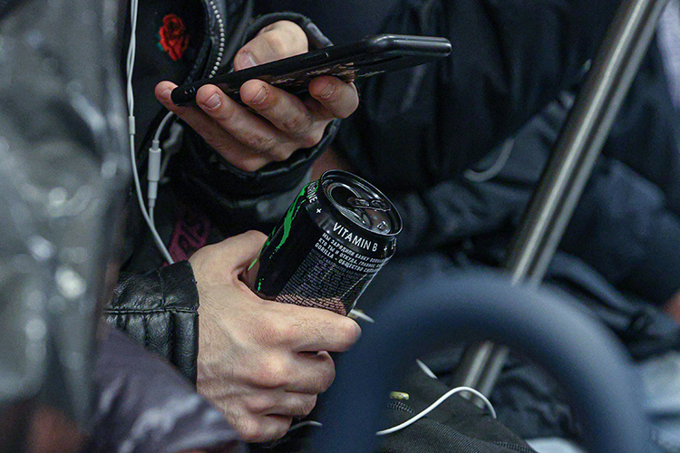    «Есть люди, которые сидят на энергетиках, без них прям не могут. Соответственно, для них такой запрет не даст эффекта никакого. Они пойдут в какое-то другое место и купят».   
Фото: © Bulkin Sergey/news.ru / www.globallookpress.com