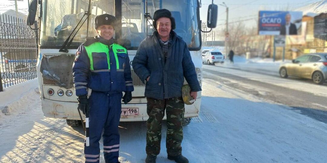 В Иркутской области сотрудники ДПС пришли на помощь водителю «замерзшего» автобуса