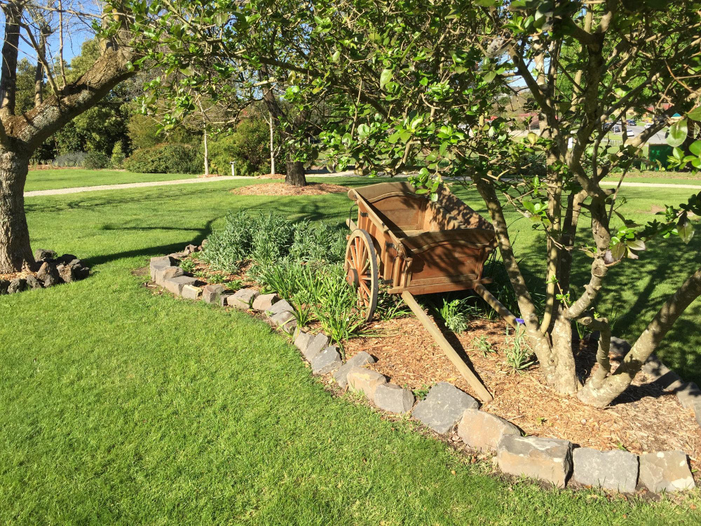 Элемент экологичного ландшафтного дизайна на дачном участке