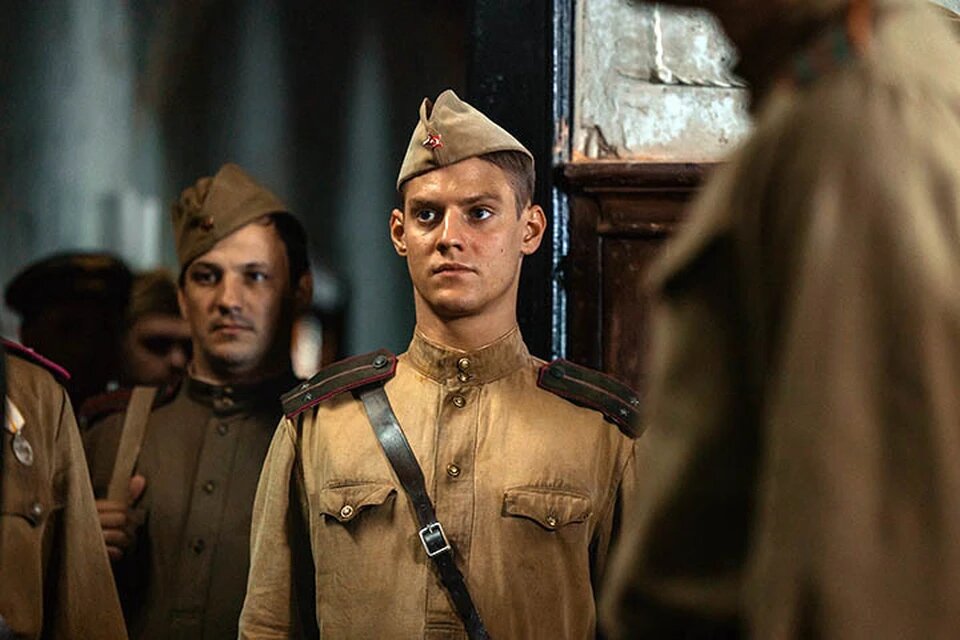 А документы там же, в том же месте на той же дороге, ему выписывают когда он уже примерно в таком виде. У нас нет соответствующего кадра, так как берем только то, что в сети в свободном доступе. 