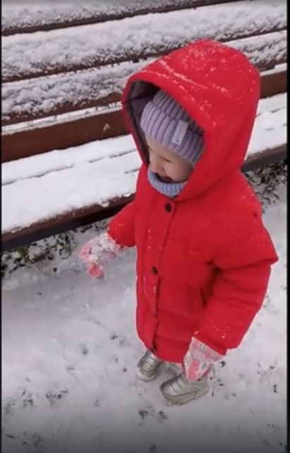 Прогулка по первому снегу с внучкой из личног архива