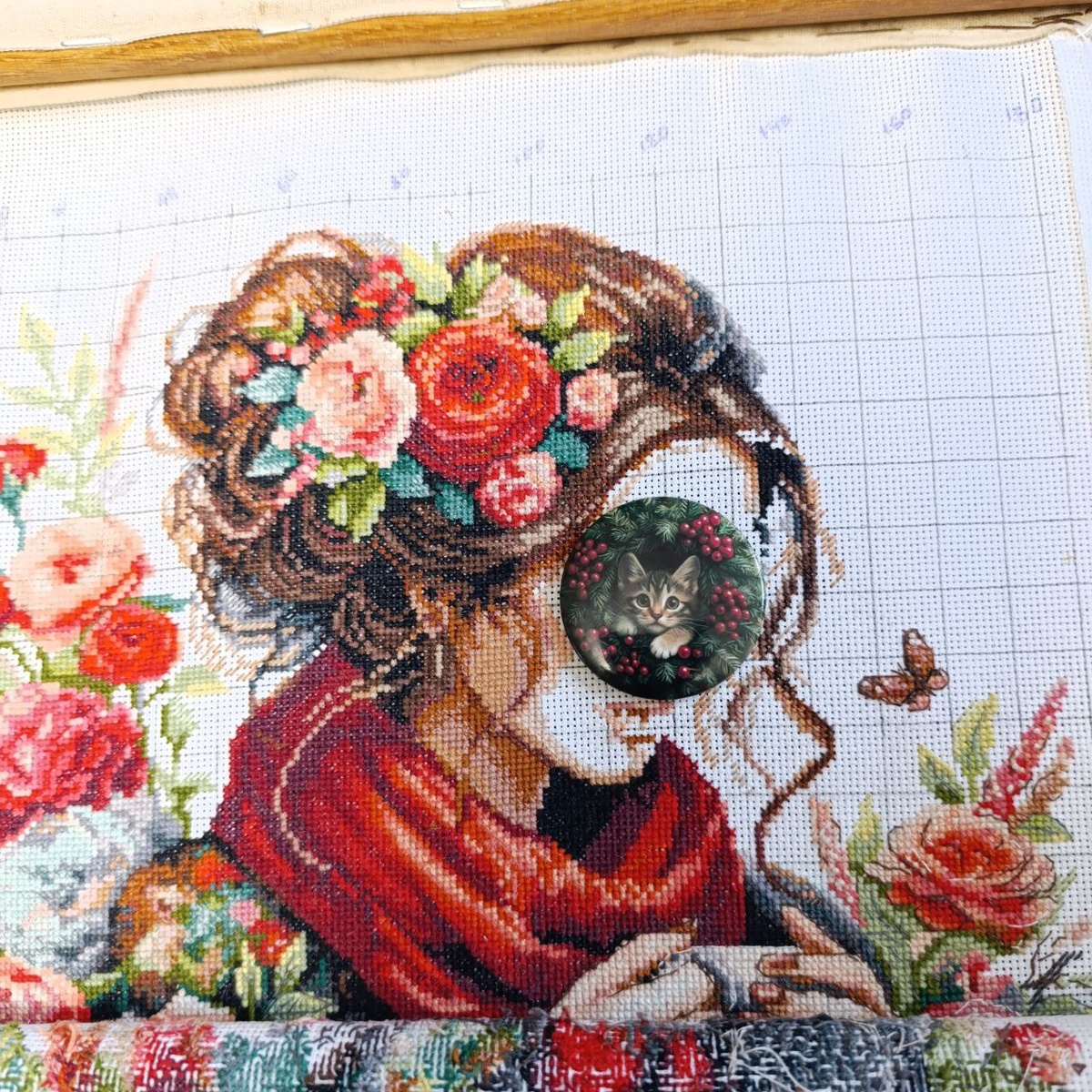 На лице несколько крестиков , прикрыла магнитиком , дабы не портить внешний вид Героини 