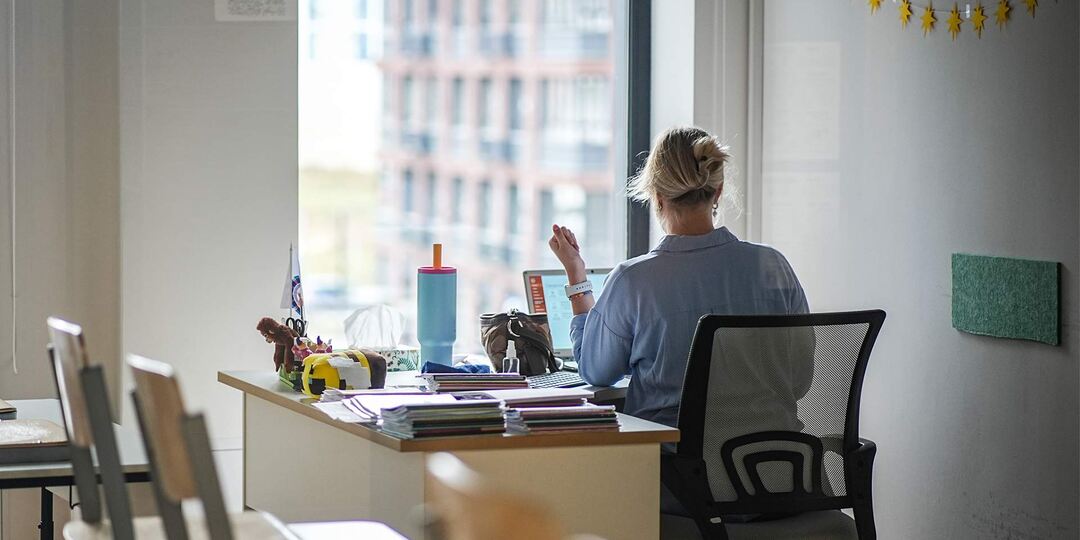 «Всех уравняли»: зачем регионы отменяют учителям стимулирующие выплаты