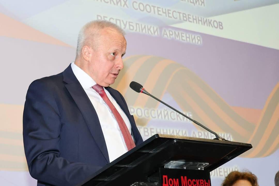    Чрезвычайный и Полномочный посол Российской Федерации в Армении Сергей Копыркин на конференции российских соотечественников в Ереване. Источник фото: официальные соцсети КСООРС Армении.