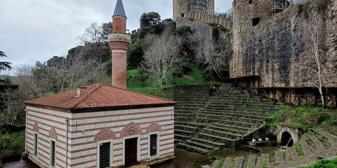 Внутренности Румельской крепости и долгая дорога к Долмабахче (Стамбул. Январь 2024 года. День 6)