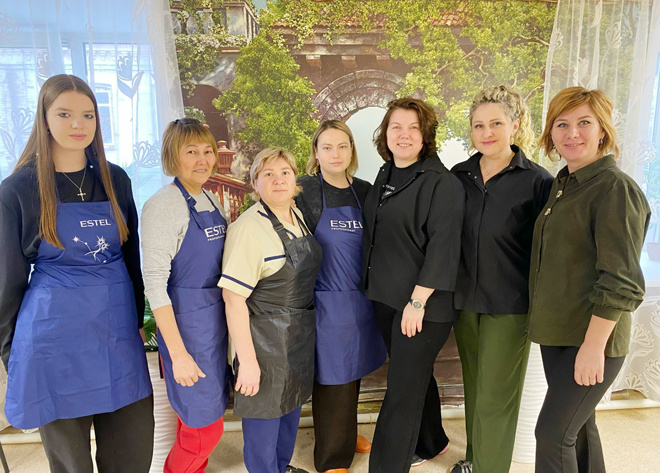 
На фото (слева-направо): Диана Новосёлова, Альфия Султанова, Анна Коноплёва, Екатерина Симонова, Елена Юхновец, Ирина Тучина, Оксана Шестакова