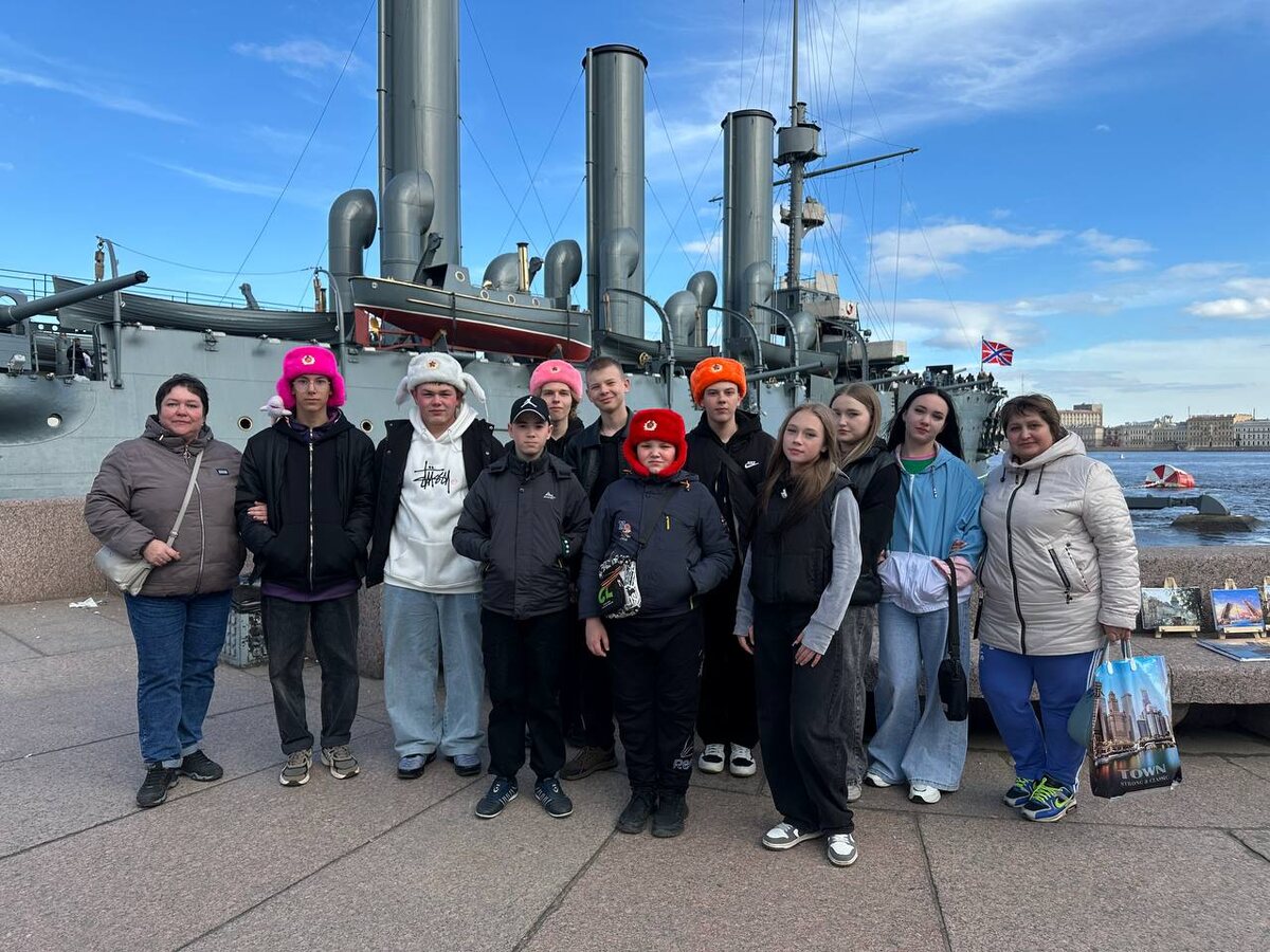 Вместе с Ольгой БУЛДАКОВОЙ (крайняя справа) Ирина сопровождает детские группы в путешествиях по нашей стране (Санкт-Петербург, апрель 2025 года)