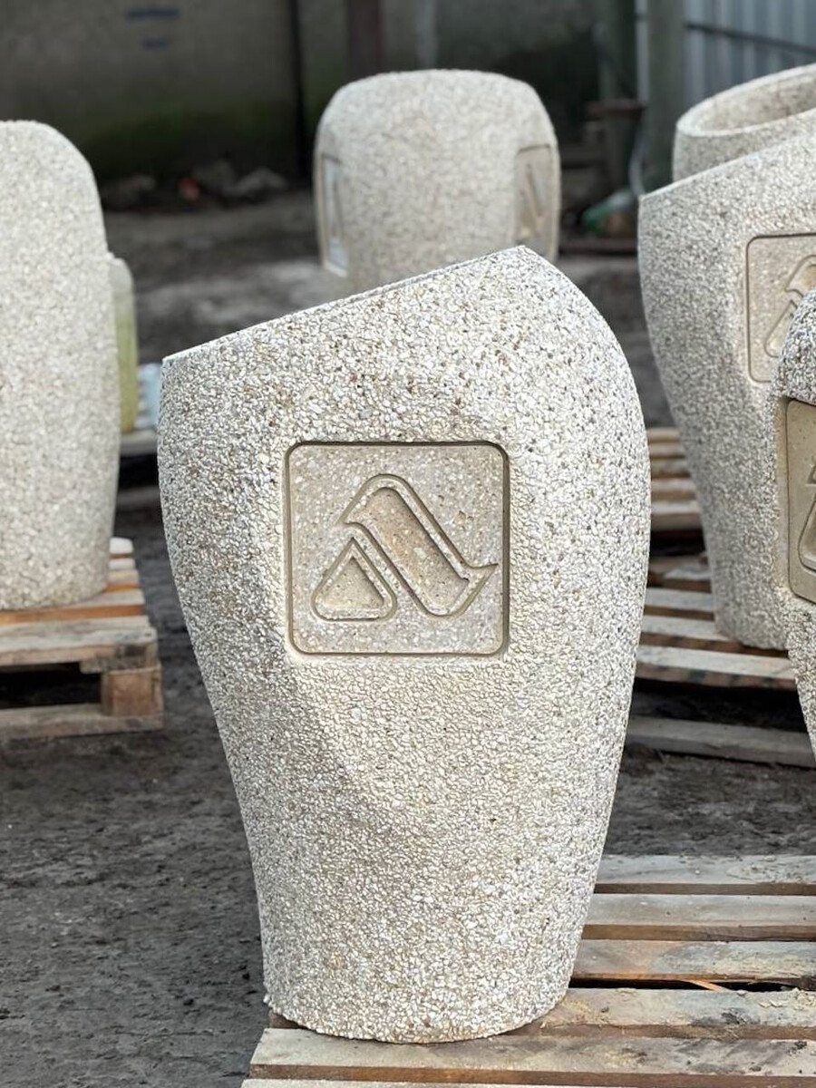 Урна «Амфора» превращая утилитарный элемент в предмет искусства, который украсит самый требовательный ландшафт. Эта модель уже установлена в знаковом парке «Галицкого» в Краснодаре, подтверждая свой статус и безупречный вкус.