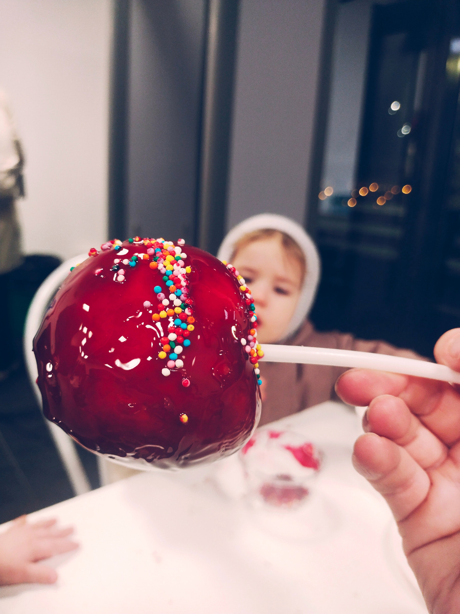 В принципе, можно таких яблок наделать. "Обожаю". Для кого их делают - непонятно. Откусить невозможно и всё вокруг в малиновой карамели 