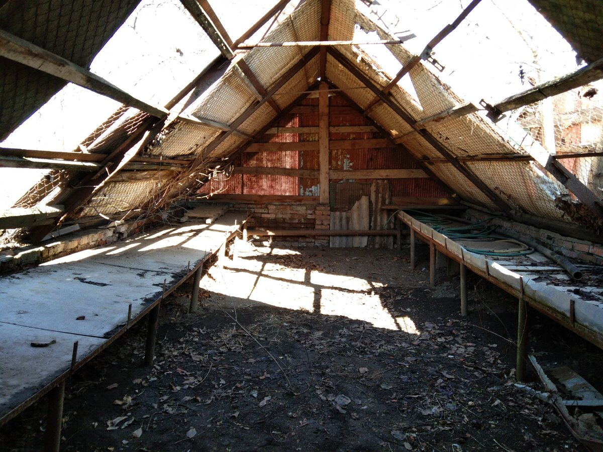 Так это строение выглядело, когда мы впервые его увидели и наши руки до него не добрались.