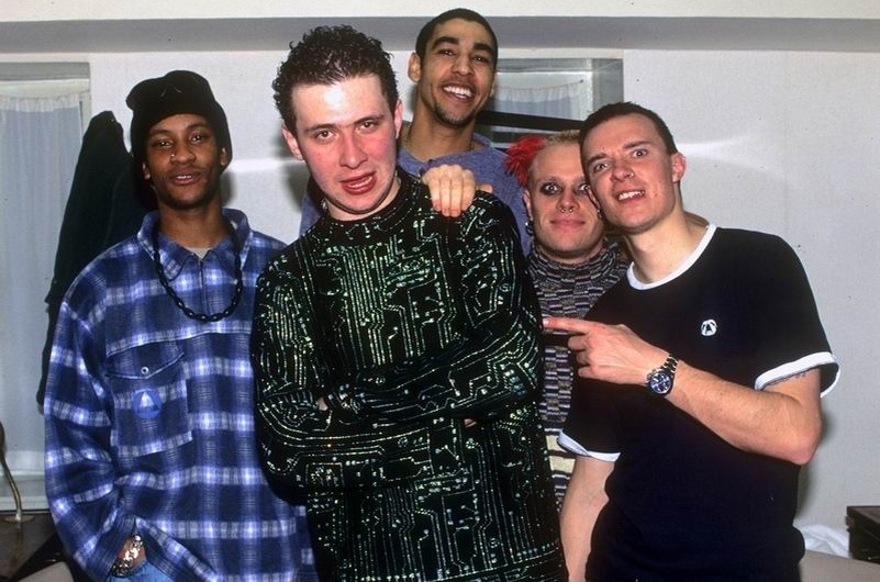 В центре фото, промоутер Женя Жмакин (погиб в автокатастрофе в 1996 году) - организатор первого выступления The Prodigy. 